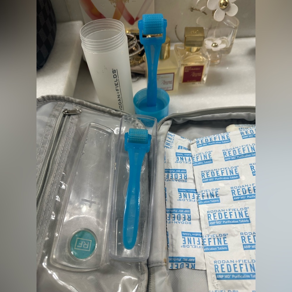 Rodan & Fields Micro exfoliating Roller (2) with travel case